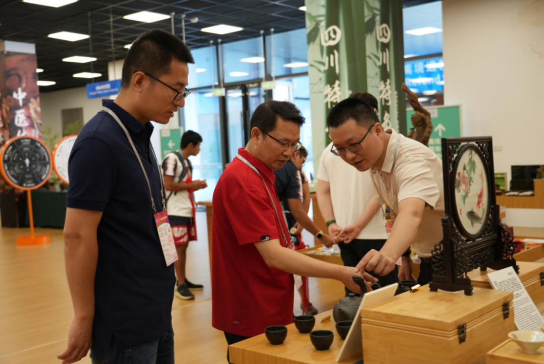 省大奖国际集团领导到大运村“有礼在四川”四川特色商品馆调研指导事情