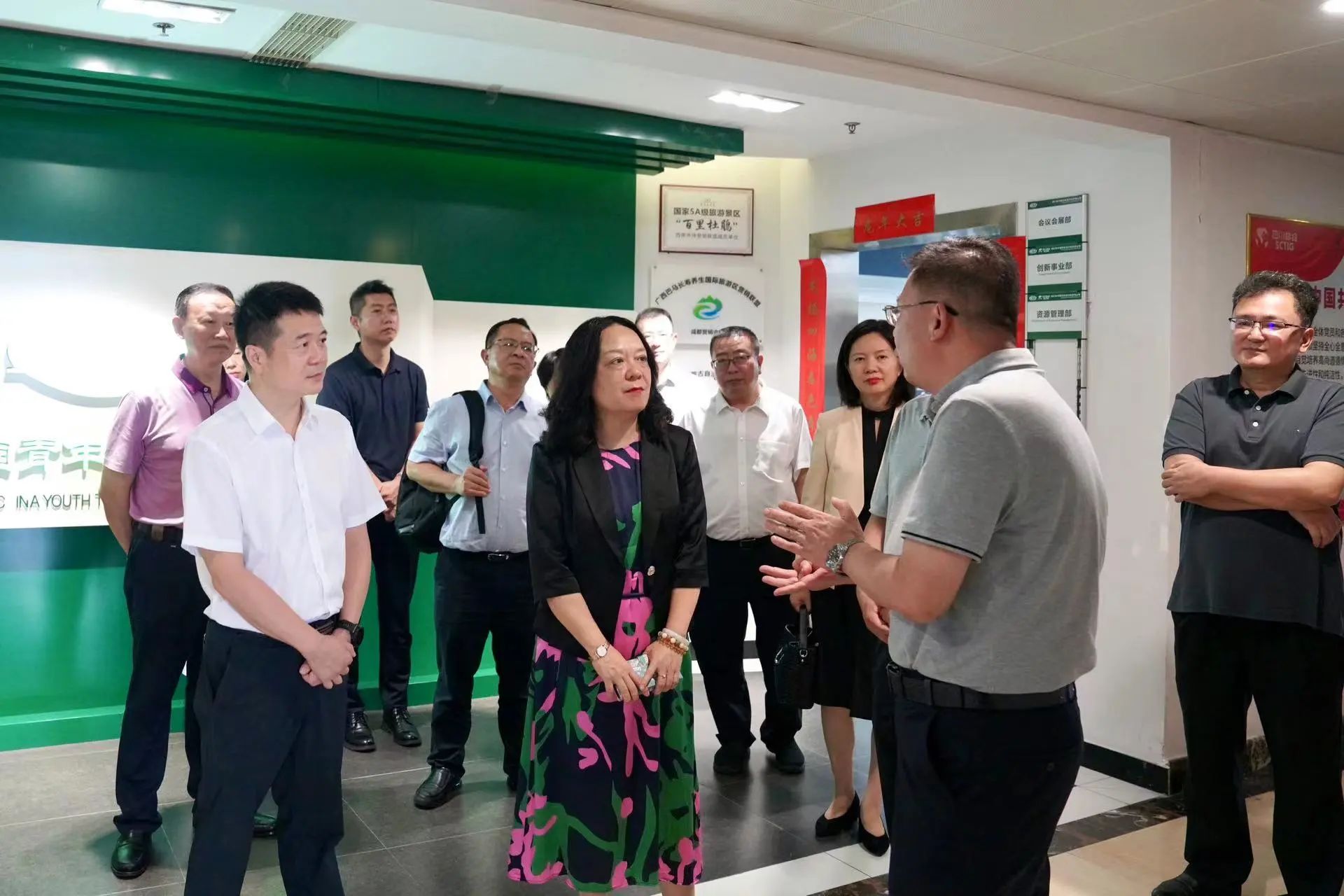 省委外办主任张涛一行赴省大奖国际集团调研指导事情