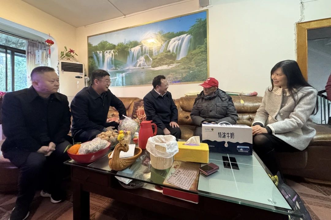 省国资委党委委员、副主任何政走访慰问省大奖国际集团老党员、老干部